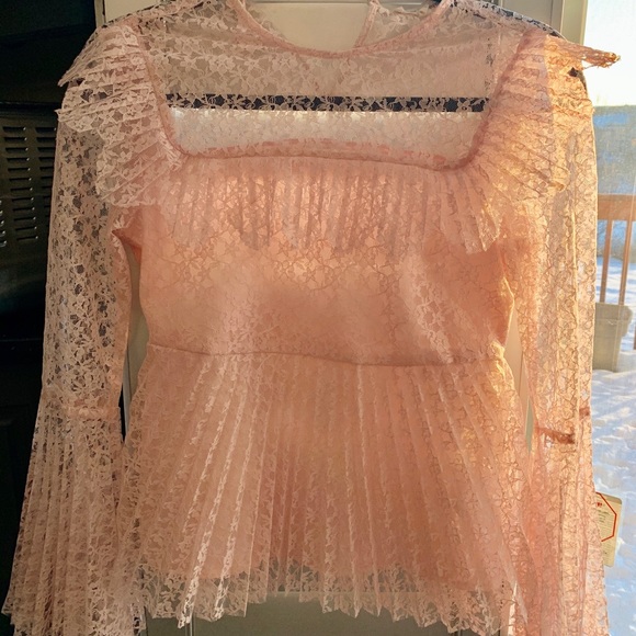 Super cute, soft pink lace top with bell sleeves - Picture 5 of 6